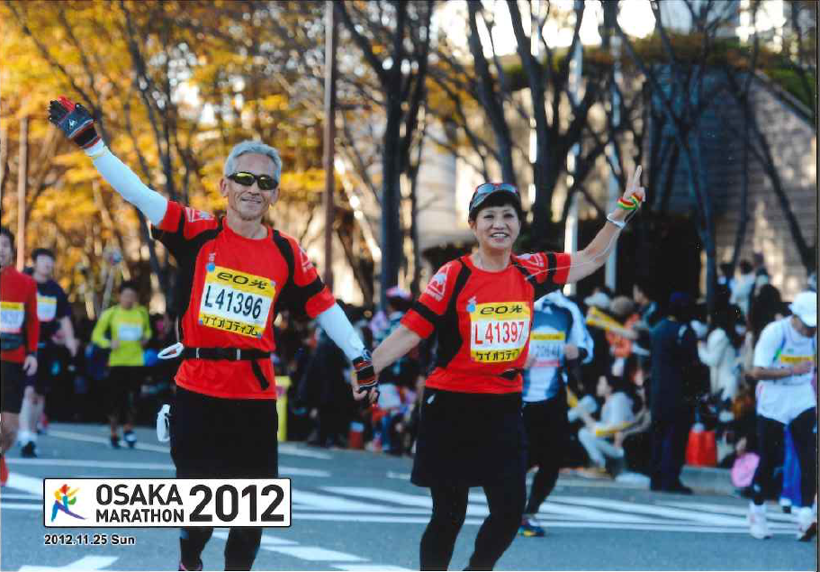 大阪マラソンの様子。奥様と一緒に