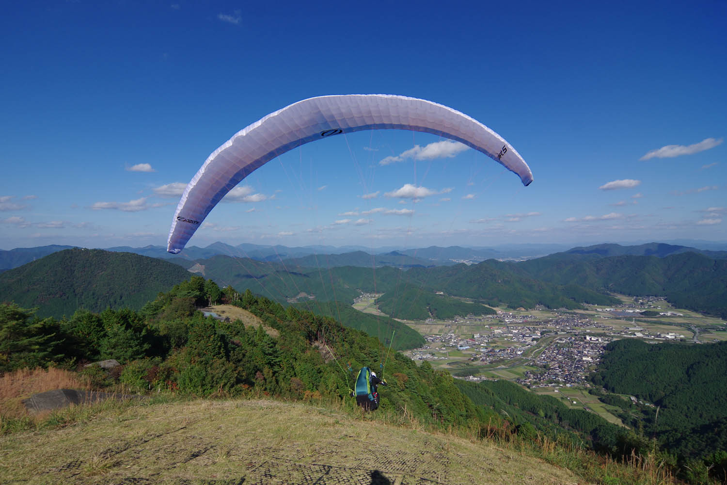 丹波市から丹波篠山市までひとっ飛び O 丹波パラグライダー体験 ロールアウトパラグライダースクール